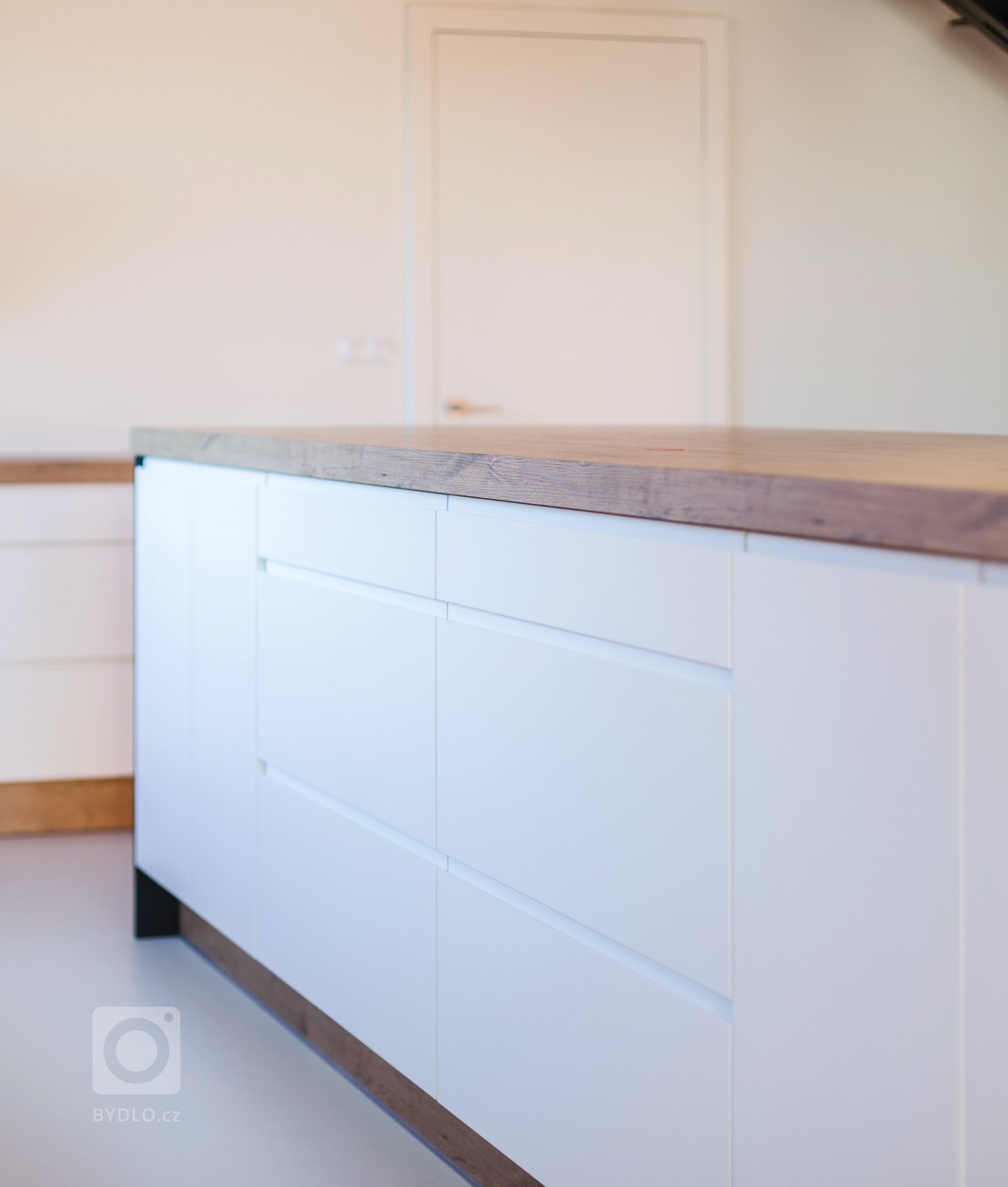 Tenhle útulný a moderní rodinný dům si zasloužil pořádnou kuchyň propracovanou do detailu. Klientka si vysnila velkou a praktickou kuchyň a tu jsem ji splnila.…