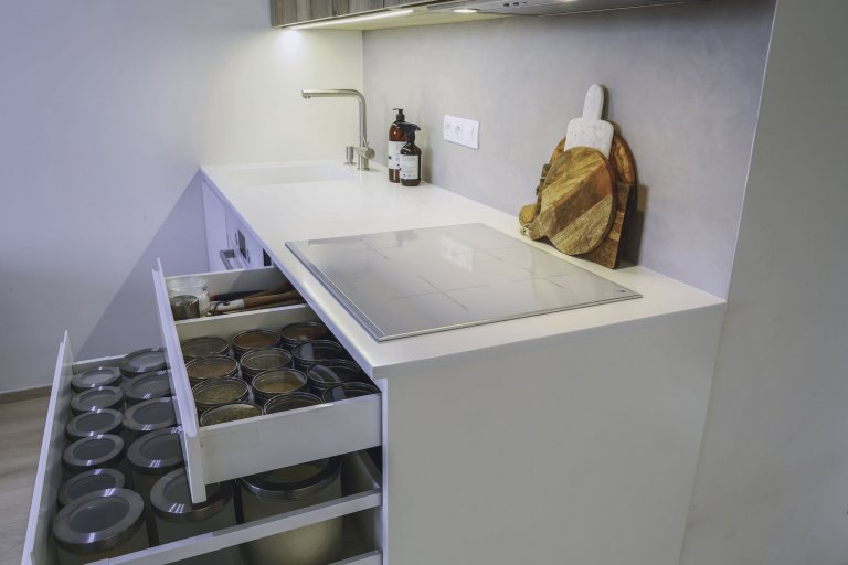 Kuchyně v malém bytě byla navržena tak, aby poskytla klientce dostatek úložných prostor nejen pro kuchyň, ale i pro další věci. Barvy i materiály byly vybrány…