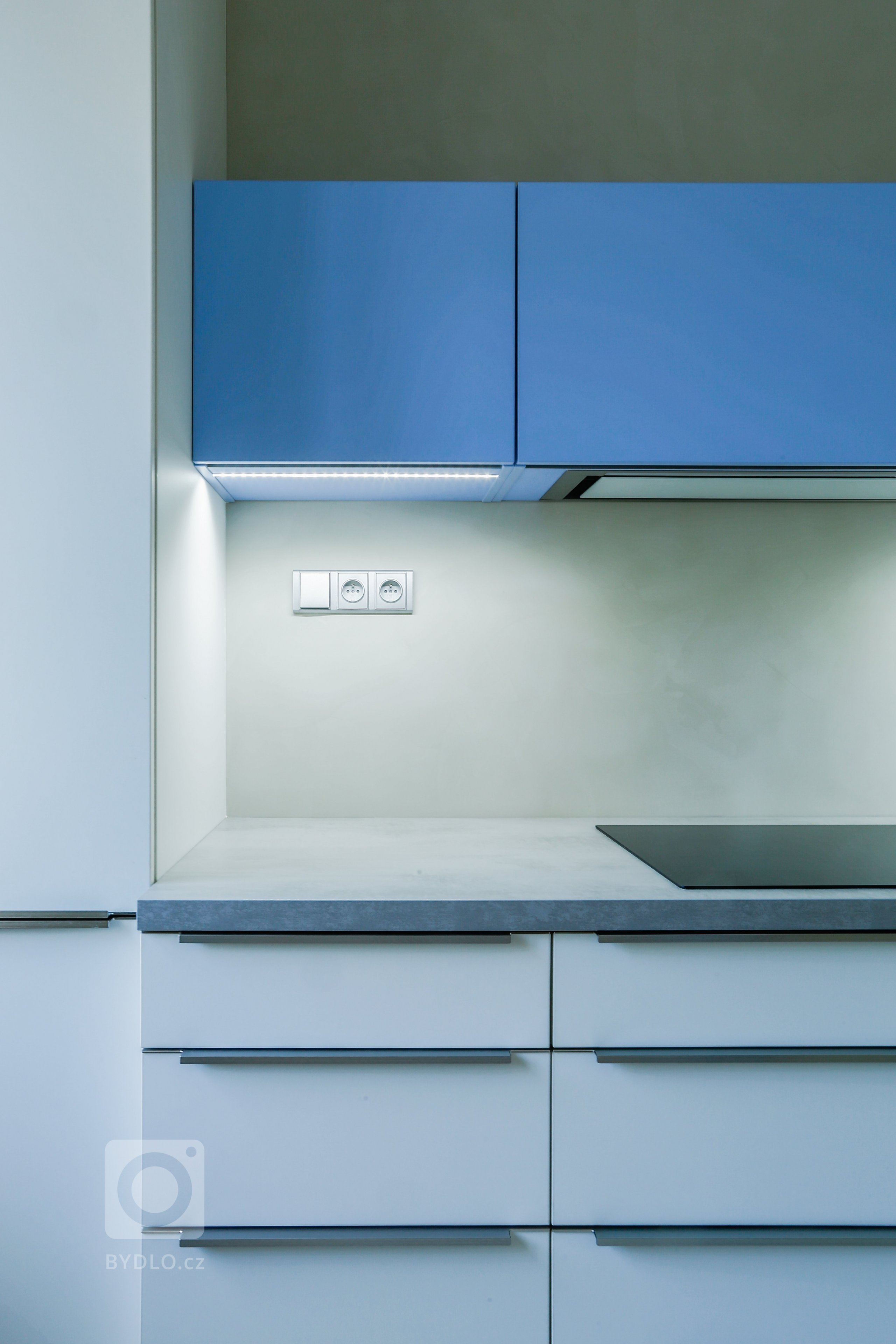 Rekonstrukci téhle kuchyně jsme vzali doslova od podlahy. Prostor celkově prokoukl i díky barvám a použitým materiálům. Opticky tomu nejvíce pomohla dominantní…