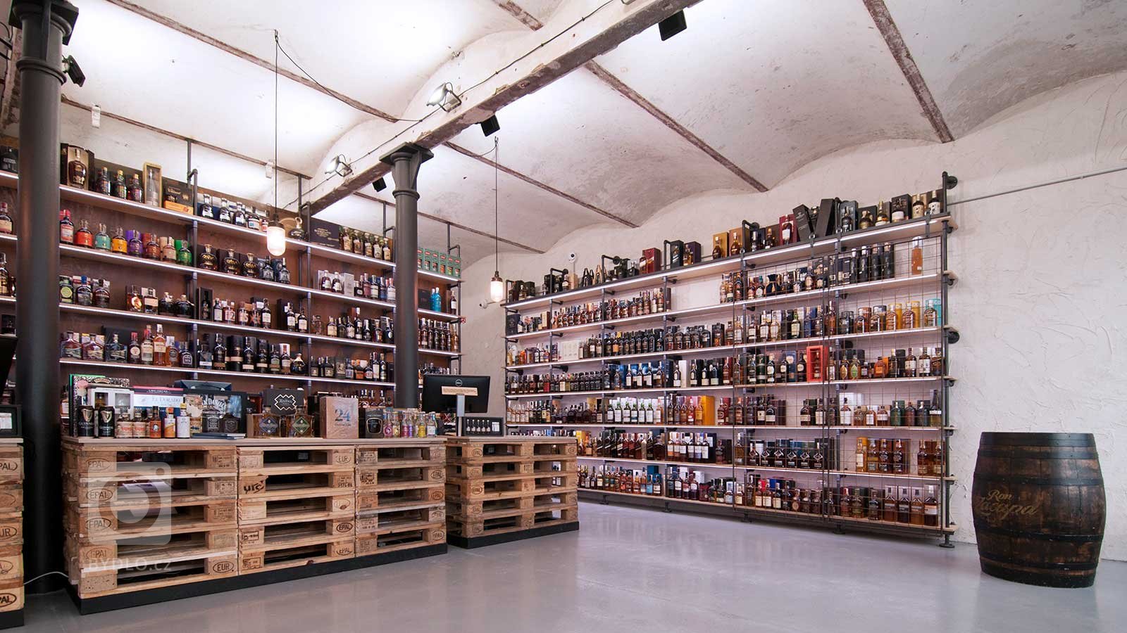 Byly nám svěřeny staré komerční prostory, kde jsme dostali za úkol navrhnout sídlo společnosti, prodejnu s výdejnou a degustační místnost. Od samého začátku…