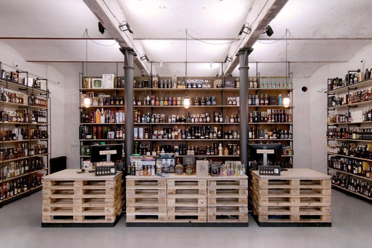 Byly nám svěřeny staré komerční prostory, kde jsme dostali za úkol navrhnout sídlo společnosti, prodejnu s výdejnou a degustační místnost. Od samého začátku…