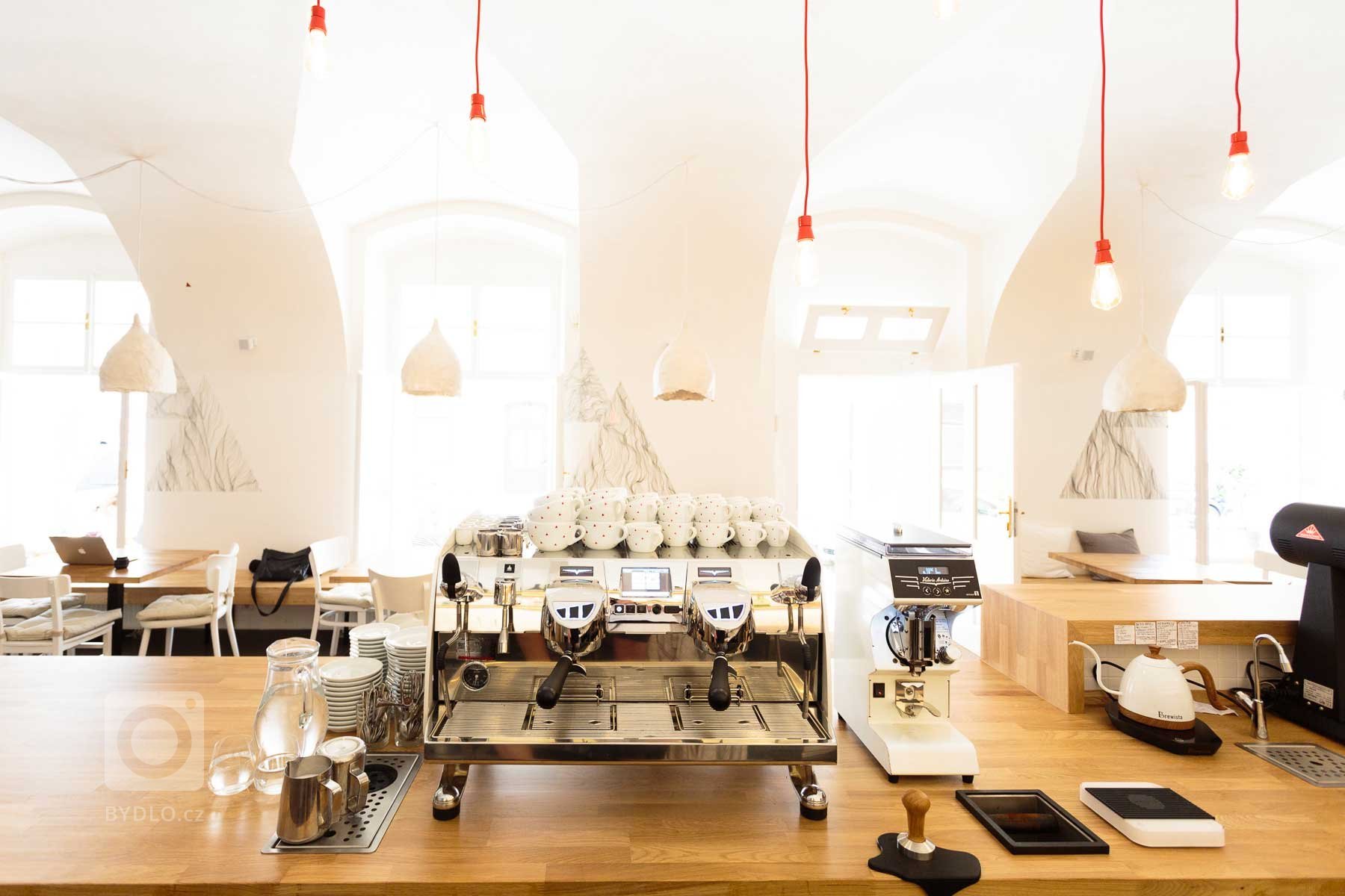 Milují kávu a byli stěžejními pilíři celého procesu navrhování - Zuzana a Jan - majitelé kavárny Datel umístěné v budově&nbsp;národní kulturní památky v…