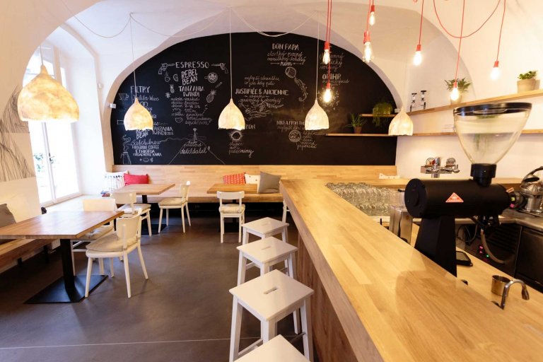 Milují kávu a byli stěžejními pilíři celého procesu navrhování - Zuzana a Jan - majitelé kavárny Datel umístěné v budově&nbsp;národní kulturní památky v…