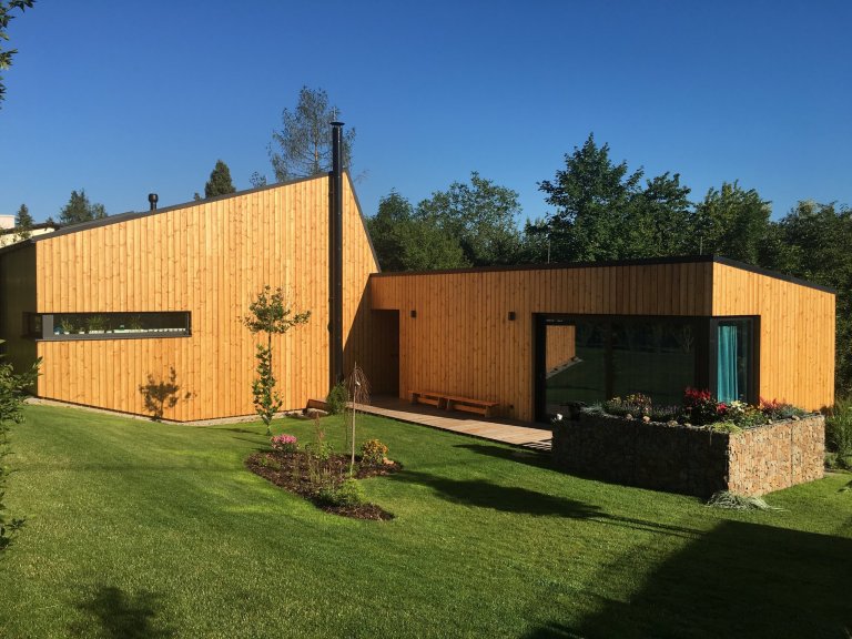 Nízkoenergetická dřevostavba ve tvaru písmene L je umístěna tak, aby měla co největší přísun slunečního světla. Dům se skládá ze dvou objektů s rozdílnými…