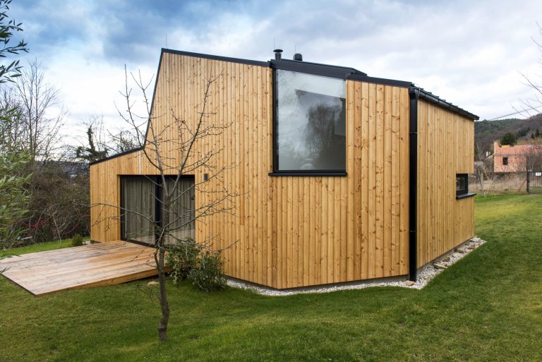 Nízkoenergetická dřevostavba ve tvaru písmene L je umístěna tak, aby měla co největší přísun slunečního světla. Dům se skládá ze dvou objektů s rozdílnými…