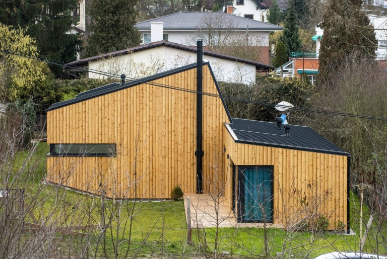 Nízkoenergetická dřevostavba ve tvaru písmene L je umístěna tak, aby měla co největší přísun slunečního světla. Dům se skládá ze dvou objektů s rozdílnými…