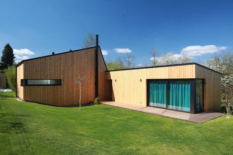 Nízkoenergetická dřevostavba ve tvaru písmene L je umístěna tak, aby měla co největší přísun slunečního světla. Dům se skládá ze dvou objektů s rozdílnými…