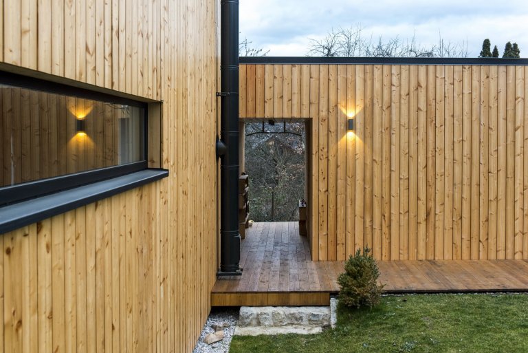 Nízkoenergetická dřevostavba ve tvaru písmene L je umístěna tak, aby měla co největší přísun slunečního světla. Dům se skládá ze dvou objektů s rozdílnými…