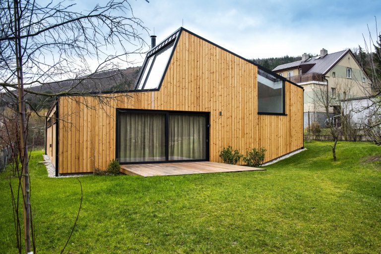 Nízkoenergetická dřevostavba ve tvaru písmene L je umístěna tak, aby měla co největší přísun slunečního světla. Dům se skládá ze dvou objektů s rozdílnými…