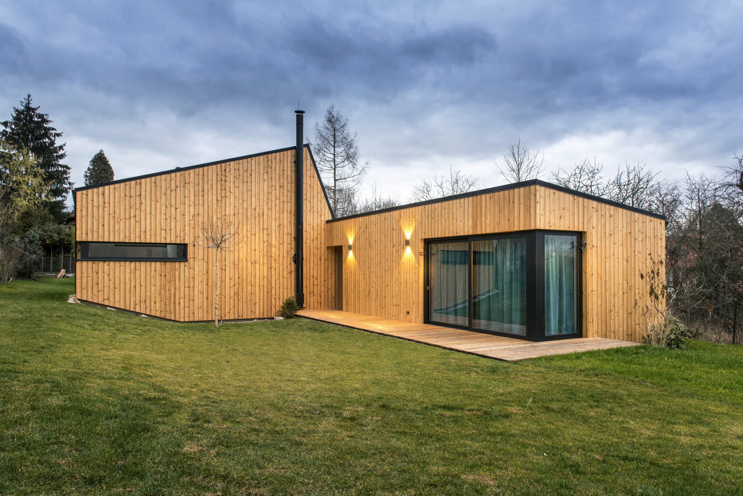 Nízkoenergetická dřevostavba ve tvaru písmene L je umístěna tak, aby měla co největší přísun slunečního světla. Dům se skládá ze dvou objektů s rozdílnými…