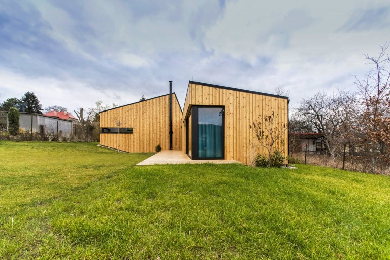Nízkoenergetická dřevostavba ve tvaru písmene L je umístěna tak, aby měla co největší přísun slunečního světla. Dům se skládá ze dvou objektů s rozdílnými…