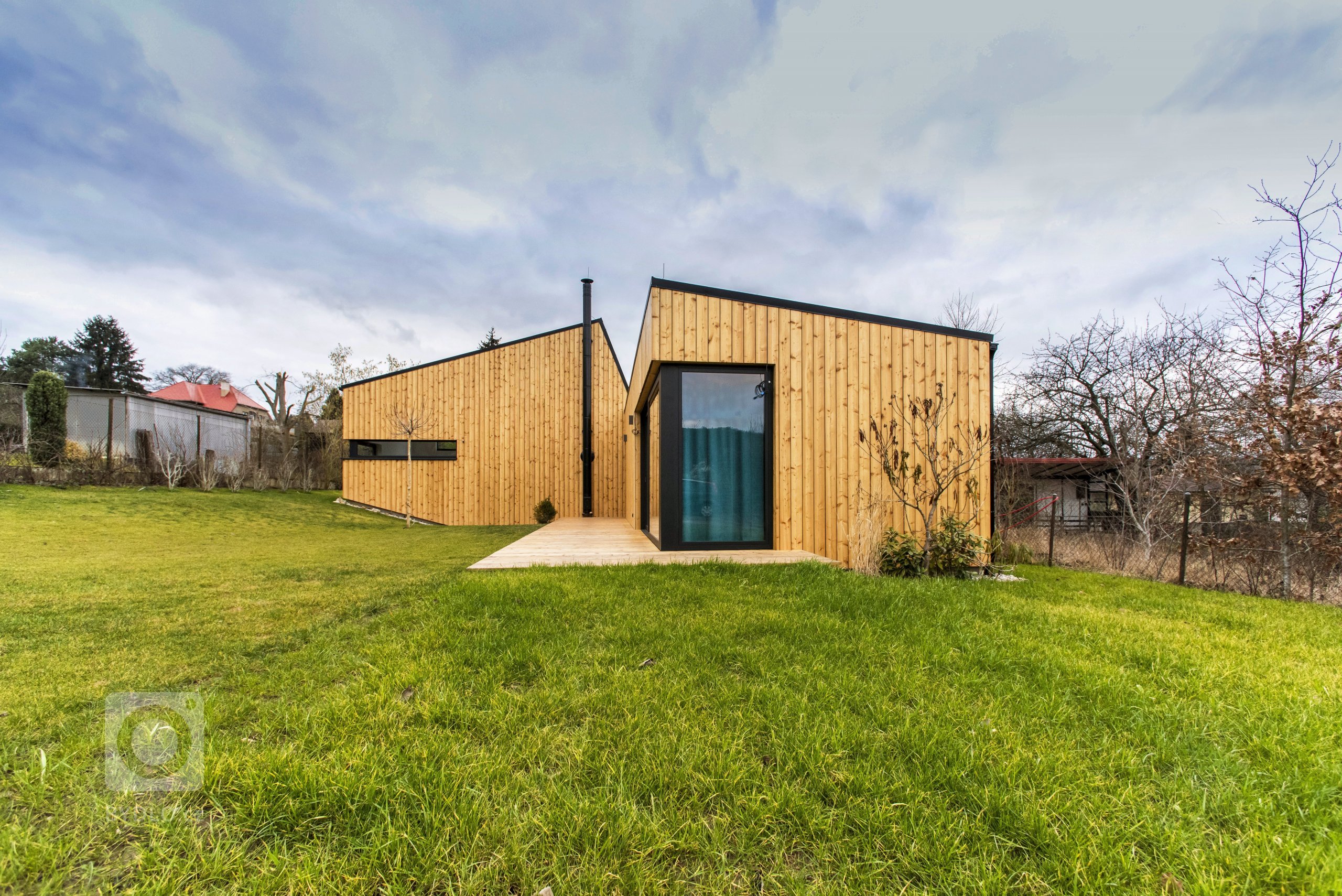 Nízkoenergetická dřevostavba ve tvaru písmene L je umístěna tak, aby měla co největší přísun slunečního světla. Dům se skládá ze dvou objektů s rozdílnými…