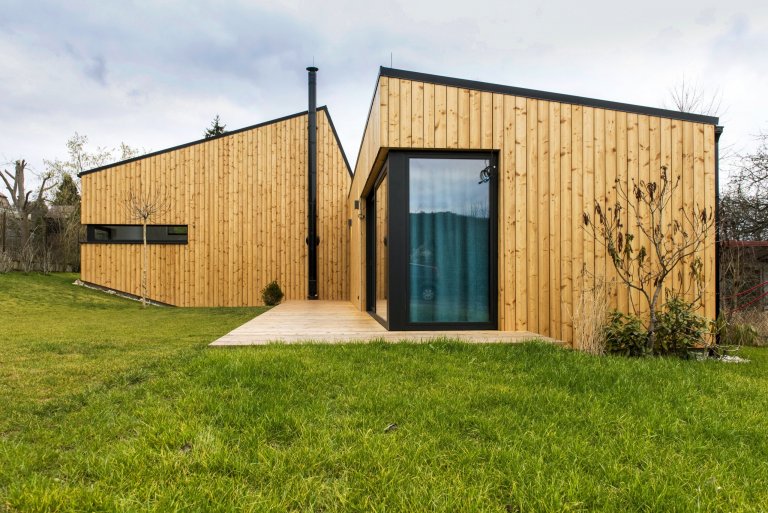 Nízkoenergetická dřevostavba ve tvaru písmene L je umístěna tak, aby měla co největší přísun slunečního světla. Dům se skládá ze dvou objektů s rozdílnými…