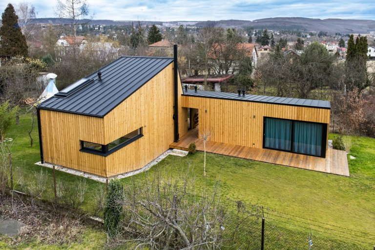 Nízkoenergetická dřevostavba ve tvaru písmene L je umístěna tak, aby měla co největší přísun slunečního světla. Dům se skládá ze dvou objektů s rozdílnými…