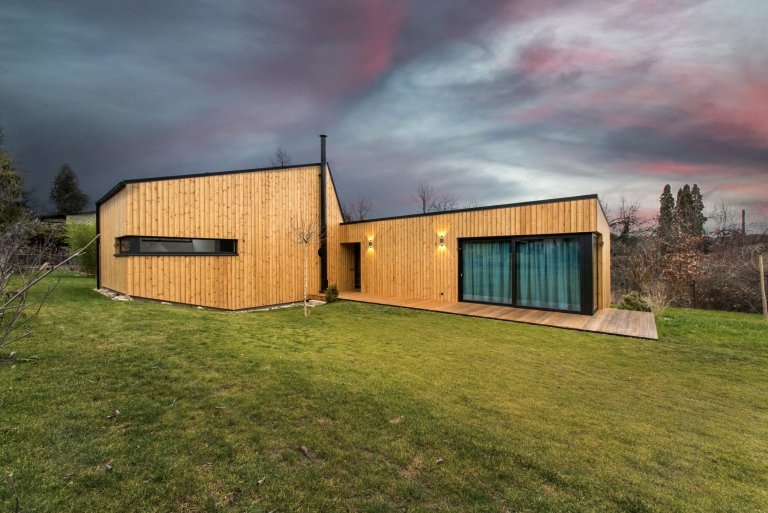 Nízkoenergetická dřevostavba ve tvaru písmene L je umístěna tak, aby měla co největší přísun slunečního světla. Dům se skládá ze dvou objektů s rozdílnými…