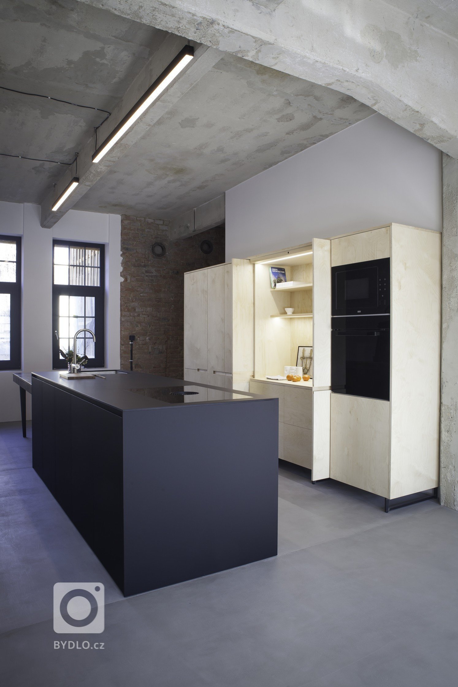 Prostor bývalé brněnské fabriky, upravený k bydlení. V&nbsp;bytě byly ponechány viditelné betonové překlady a části cihlových zdí. Elektroinstalace jsou vedeny…