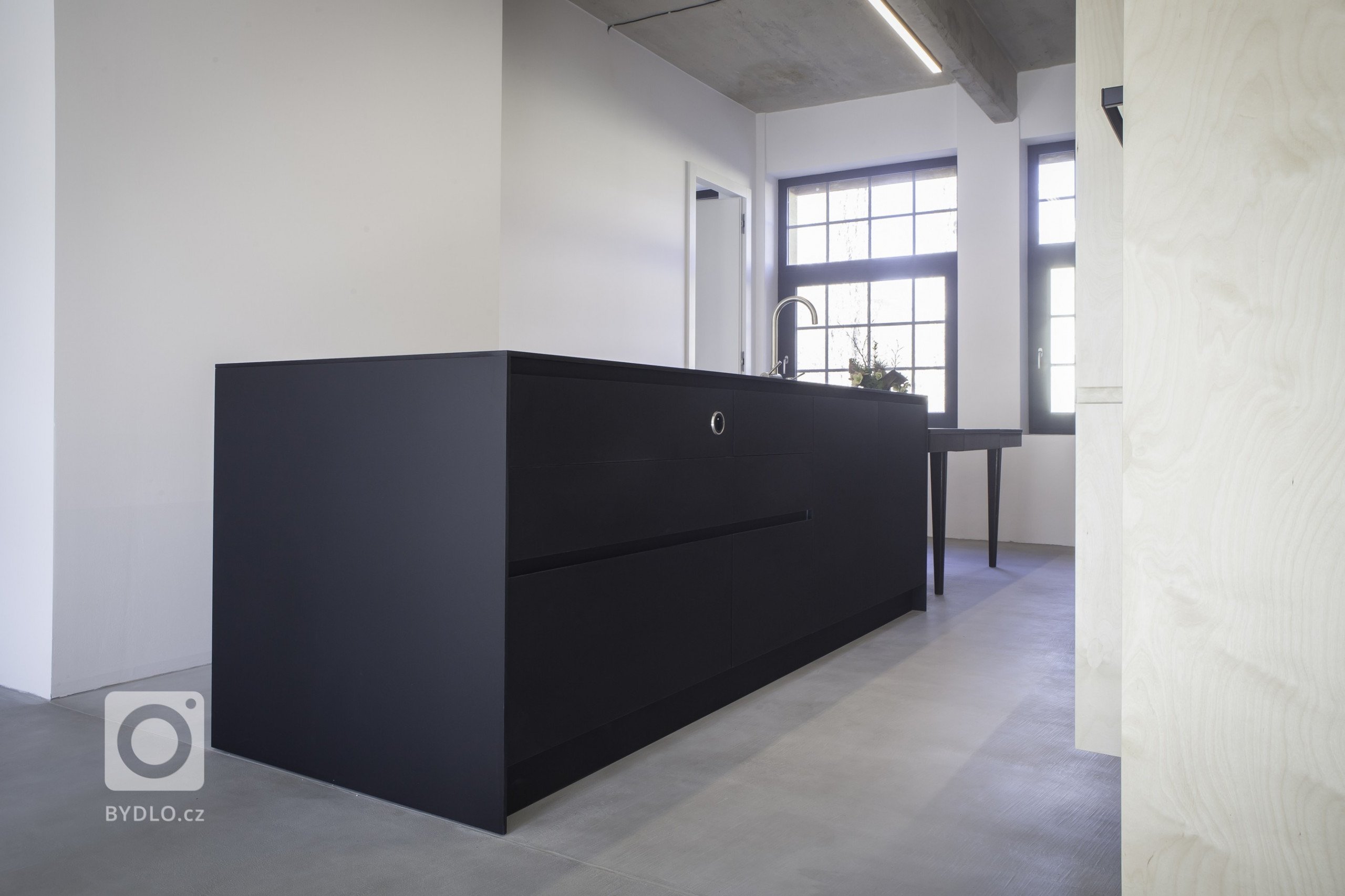 Ostrůvek je opláštěn jedním druhem materiálu - kompaktním laminátem