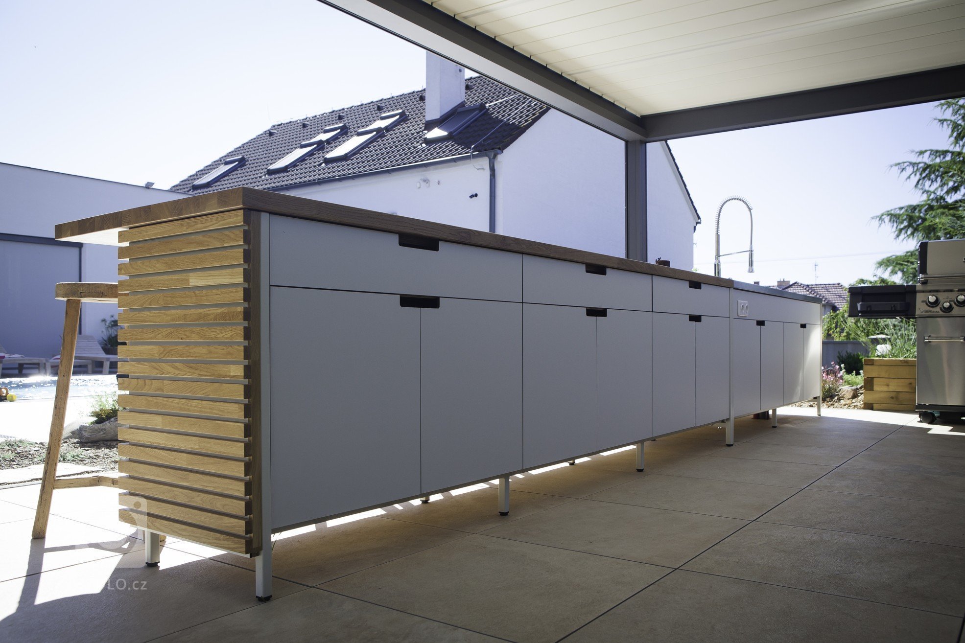 Tato kuchyň má velkorysý prostor pro přípravu jídla i prostorné barové posezení.&nbsp;

Uvažujete o pořízení venkovní kuchyně?

Na kuchyň, která je mimo…