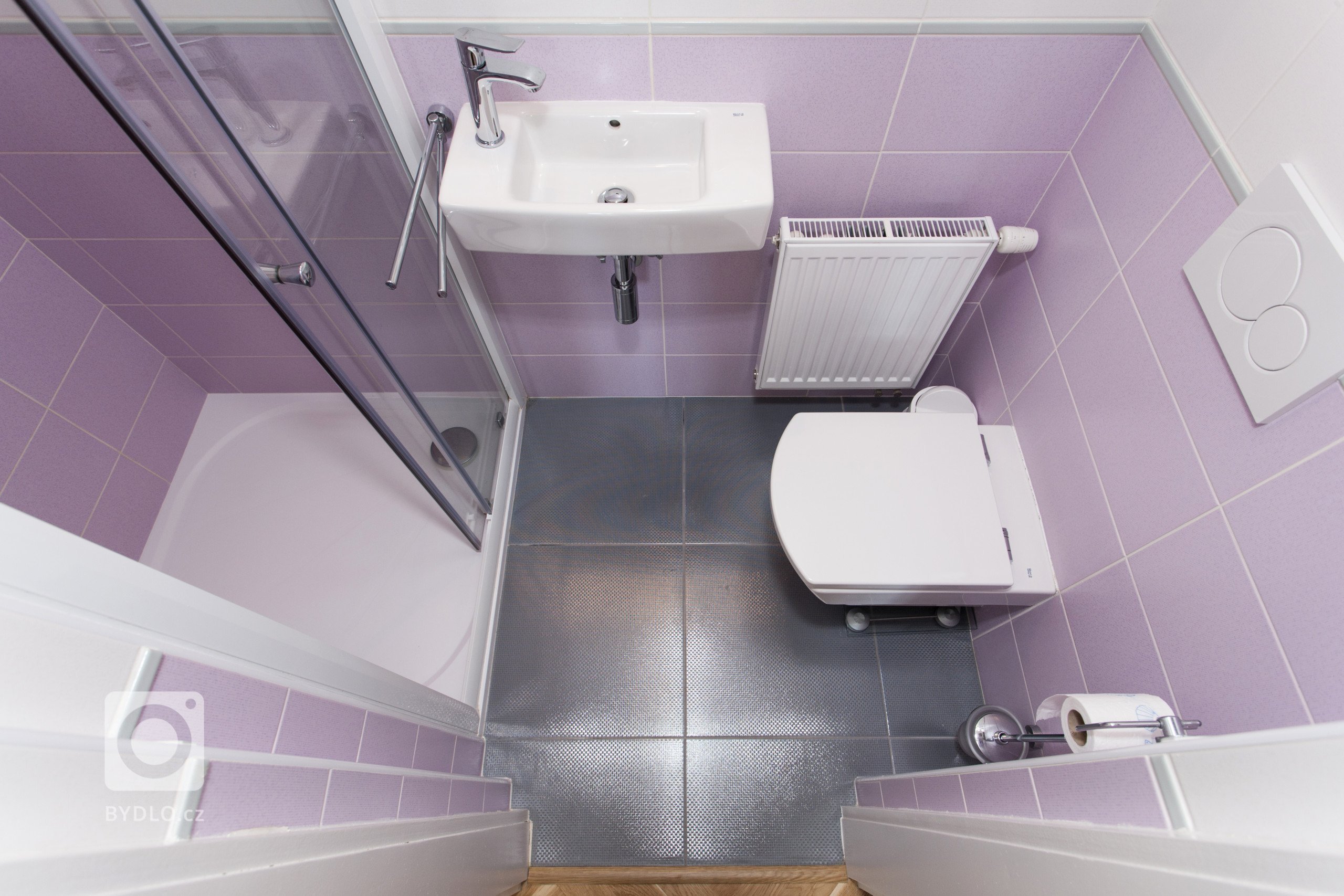 Malinká koupelna v patře vznikla zmenšením schodišťové podesty.