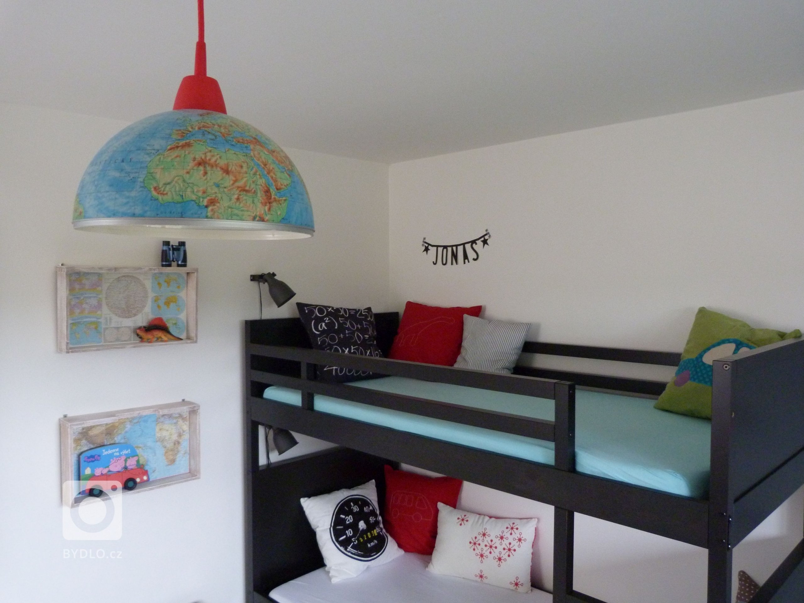 Dětský pokoj pro dva kluky, kteří milují dinosary a červenou barvu. Pokoj je zařízen prakticky a jednoduše. Mnohé z věcí&nbsp;byly recyklovány - ze starých…