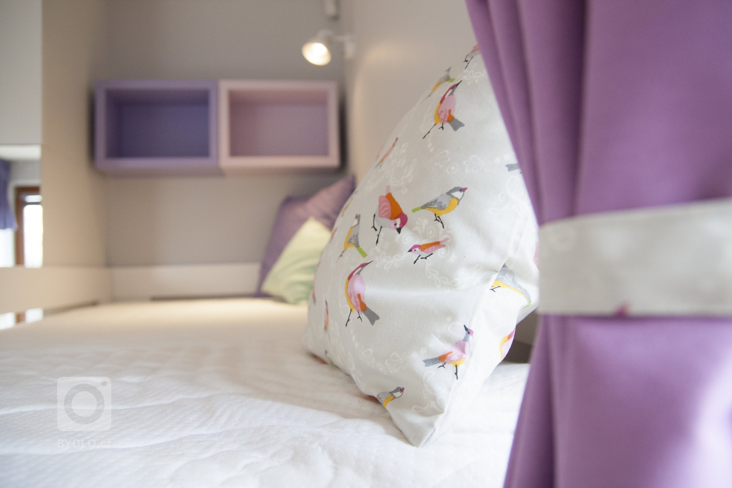 Dětská postel s jarními motivy