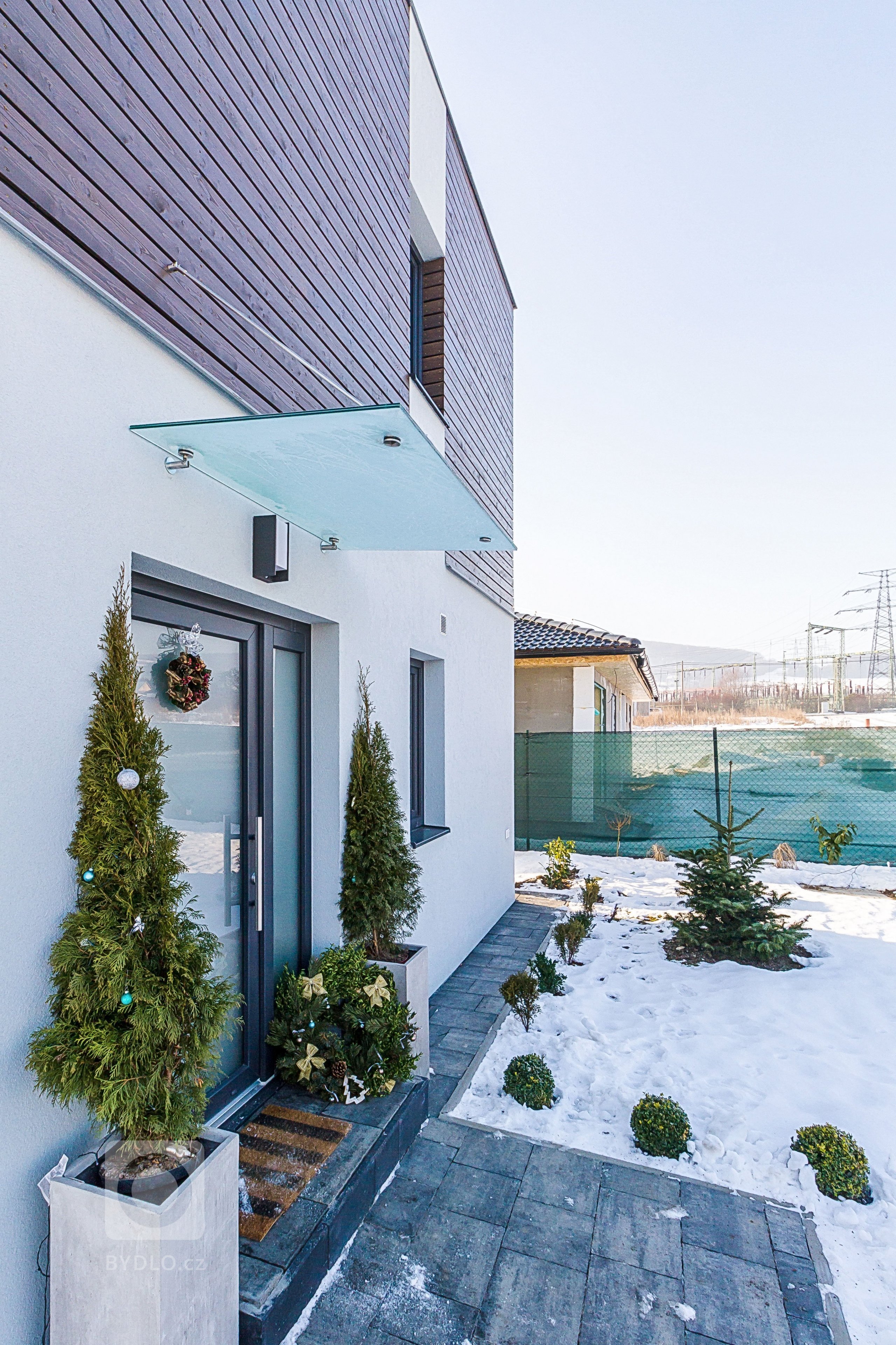 Zadáním rodinného domu v Litoměřicích byla přesná představa klientů o jednopodlažním domě s půdorysem ve tvaru písmene L a s jasně definovanou a vzájemně…