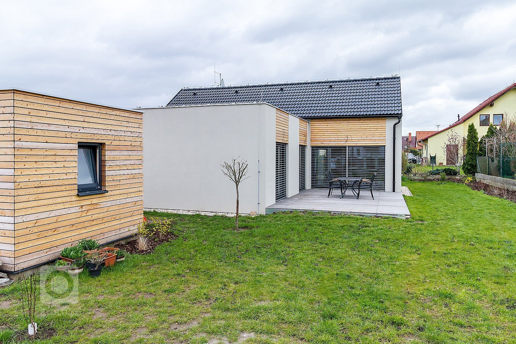 Rodinný dům v Květnici - individuální návrh a realizace. Dům byl koncipován pro čtyřčlennou rodinu s přáním využít prostoru pod sedlovou střechou (místní…