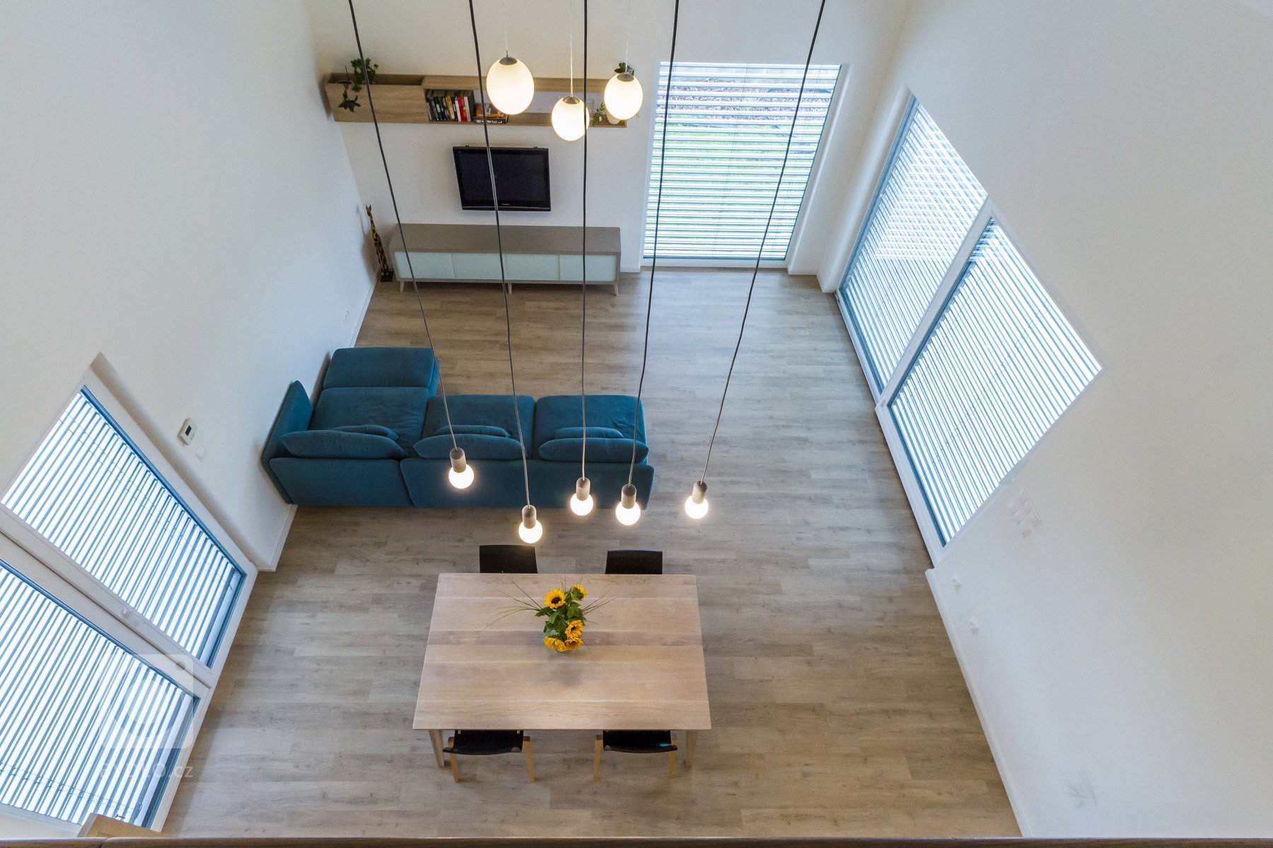 Rodinný dům v Květnici - individuální návrh a realizace. Dům byl koncipován pro čtyřčlennou rodinu s přáním využít prostoru pod sedlovou střechou (místní…