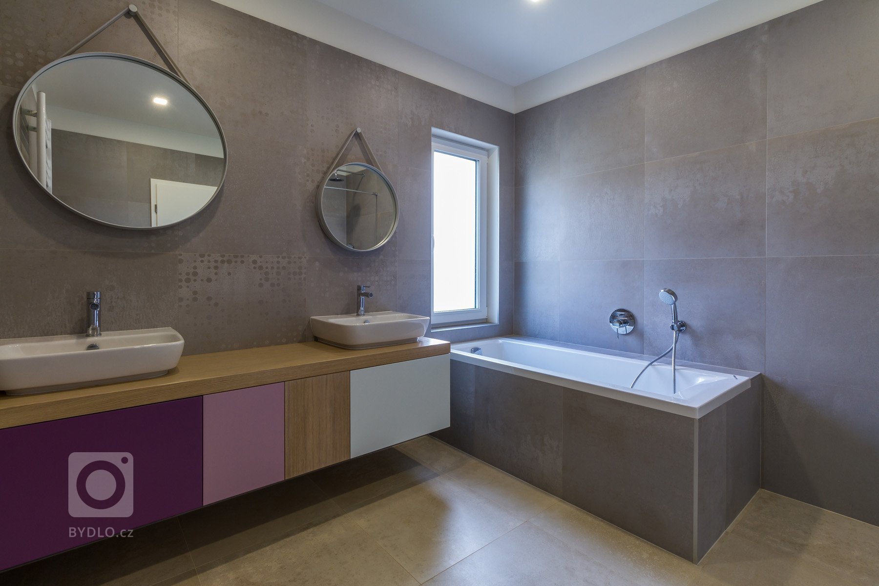 Rodinný dům v Květnici - individuální návrh a realizace. Dům byl koncipován pro čtyřčlennou rodinu s přáním využít prostoru pod sedlovou střechou (místní…