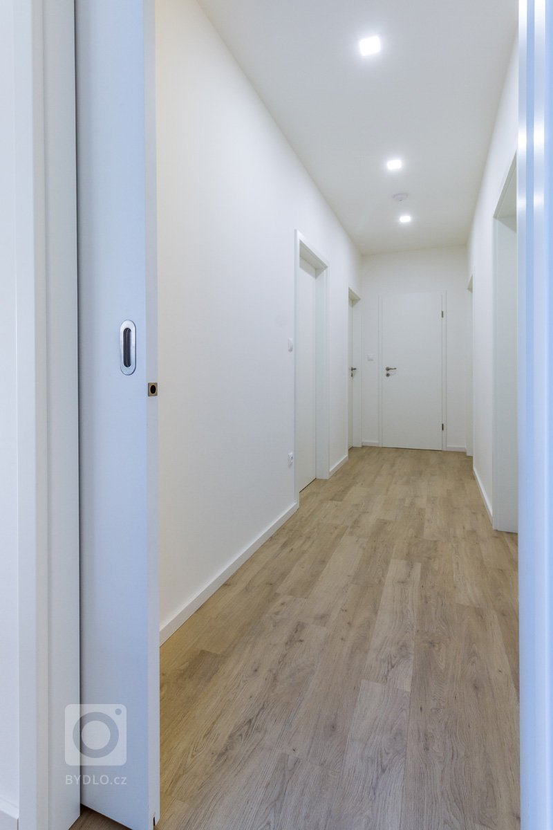 Rodinný dům v Květnici - individuální návrh a realizace. Dům byl koncipován pro čtyřčlennou rodinu s přáním využít prostoru pod sedlovou střechou (místní…