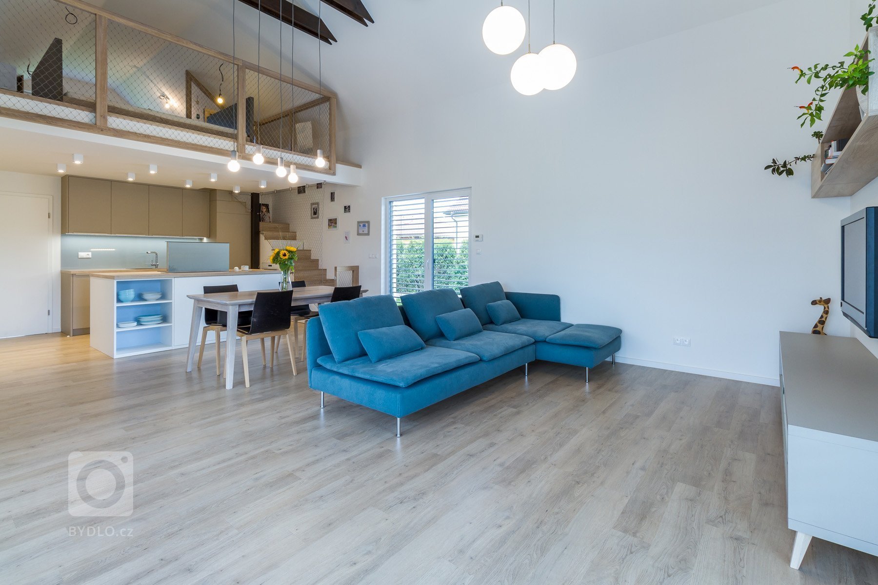 Rodinný dům v Květnici - individuální návrh a realizace. Dům byl koncipován pro čtyřčlennou rodinu s přáním využít prostoru pod sedlovou střechou (místní…