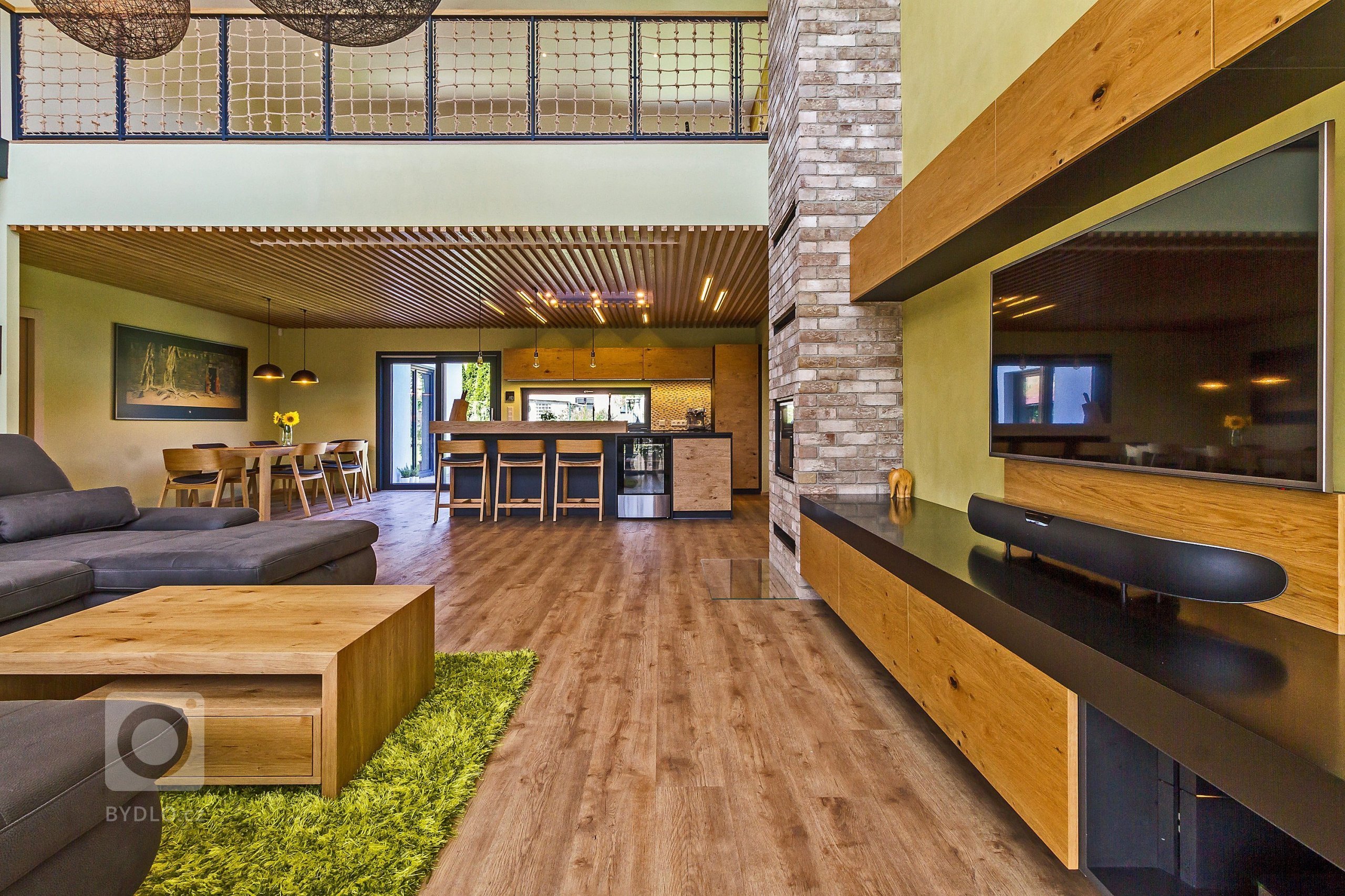 Jednalo se o individuální návrh domu, který musel respektovat přísný regulativ a především uliční čáru, která nám přikazovala natočit dům na severní stranu.…