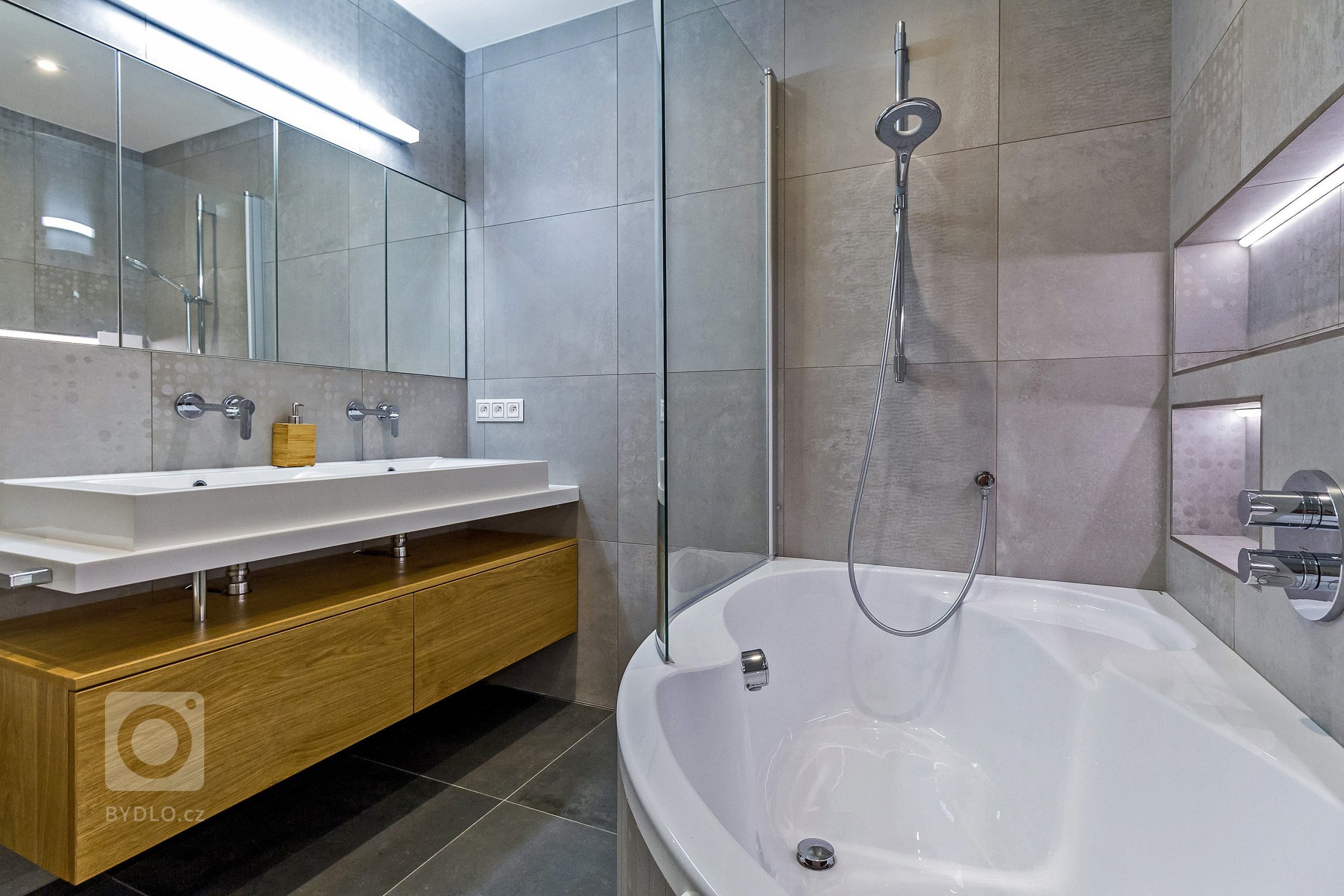 Jednalo se o individuální návrh domu, který musel respektovat přísný regulativ a především uliční čáru, která nám přikazovala natočit dům na severní stranu.…