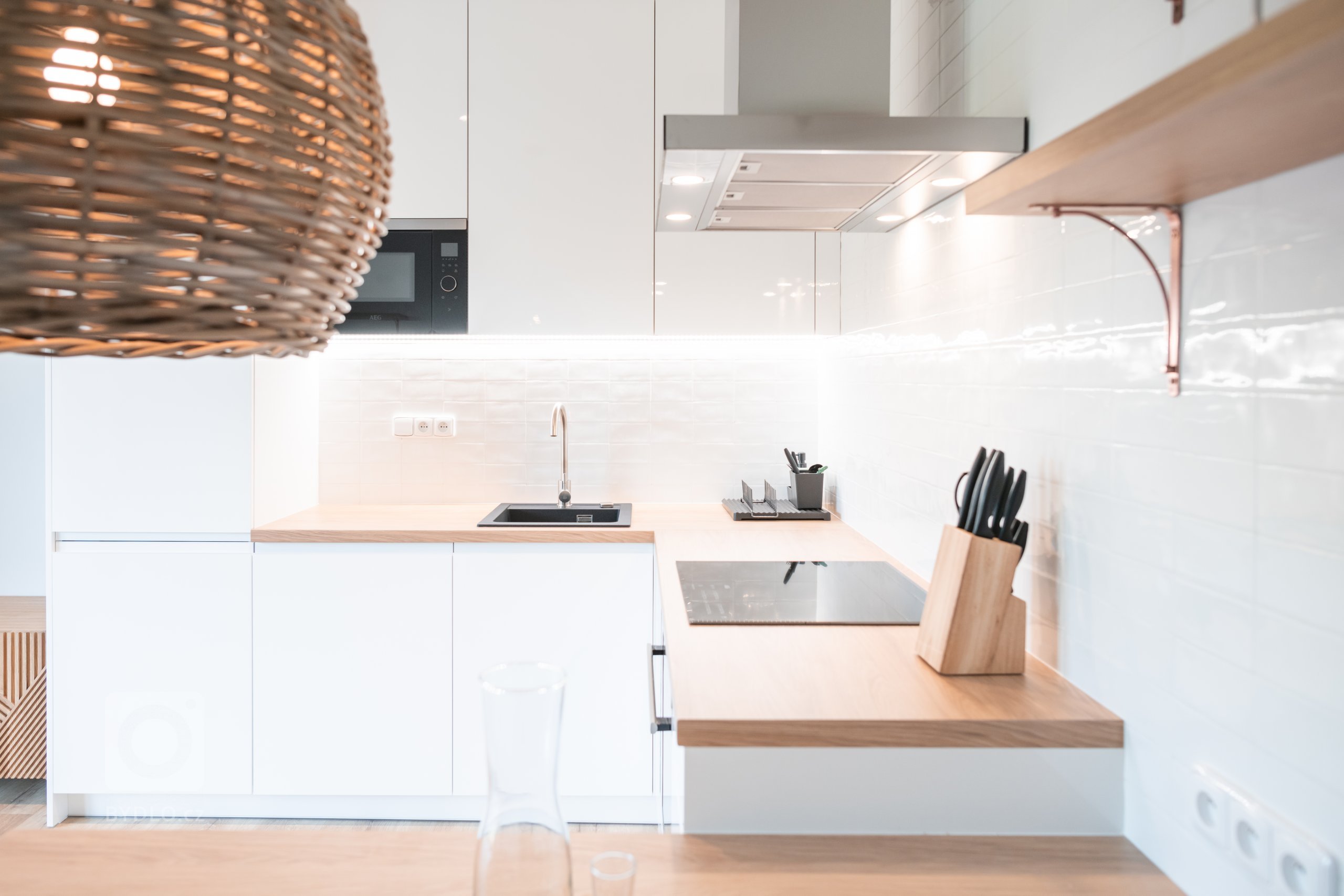 Projekt v nově stojící developerské rezidenci na kraji Zlína, který se odehravá ve stylu Boho.&nbsp;Důraz projektu byl kladený na jednoduchost, prostost a…