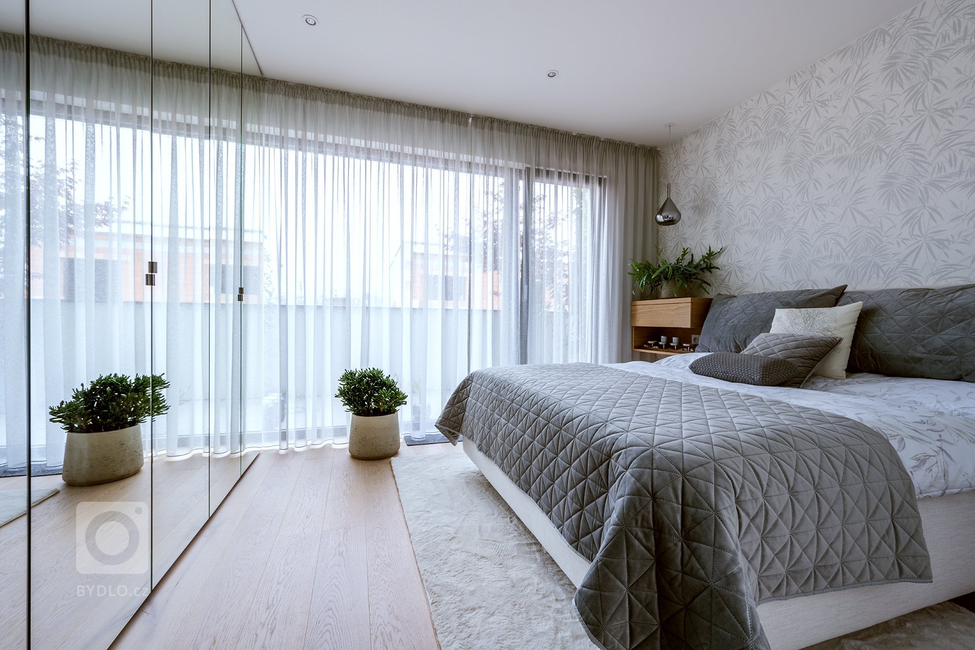 Jedinenčá realizace celého bytu v samotném centru Zlín. Cílem bylo sladit veškére materiály v jedno a nenechat se ovlivnit, tím že to nejde.&nbsp;
