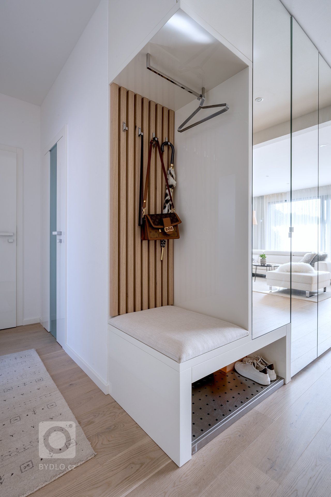 Jedinenčá realizace celého bytu v samotném centru Zlín. Cílem bylo sladit veškére materiály v jedno a nenechat se ovlivnit, tím že to nejde.&nbsp;
