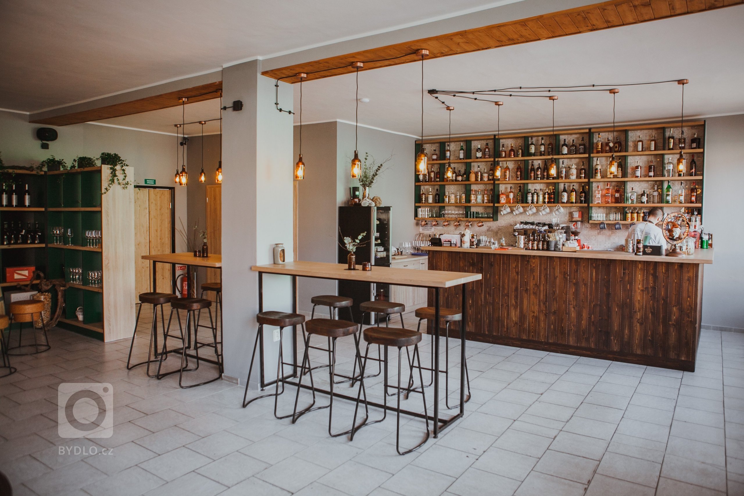 Spojení kavárny, vinárny a baru v jednom. Záleží na co je zrovna chuť. Tématické jméno La Šiška jak jinak než u prostoru o velikosti 87,63 m2 bez zázemí, který…