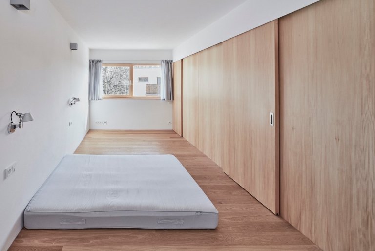 Dům se nachází na okraji Prahy v nové developerské oblasti Kreslice.&nbsp;Šikmý pozemek je ohraničen na svém severním okraji objemem starých dubů.&nbsp;Půdorys…