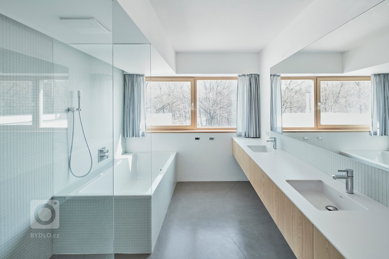 Dům se nachází na okraji Prahy v nové developerské oblasti Kreslice.&nbsp;Šikmý pozemek je ohraničen na svém severním okraji objemem starých dubů.&nbsp;Půdorys…