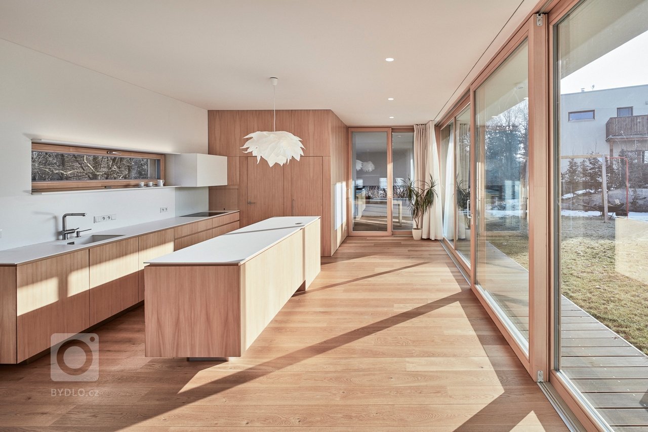 Dům se nachází na okraji Prahy v nové developerské oblasti Kreslice.&nbsp;Šikmý pozemek je ohraničen na svém severním okraji objemem starých dubů.&nbsp;Půdorys…