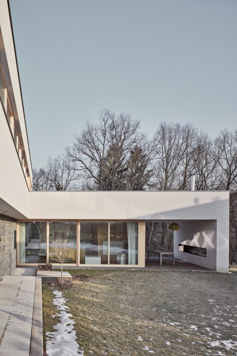 Dům se nachází na okraji Prahy v nové developerské oblasti Kreslice.&nbsp;Šikmý pozemek je ohraničen na svém severním okraji objemem starých dubů.&nbsp;Půdorys…