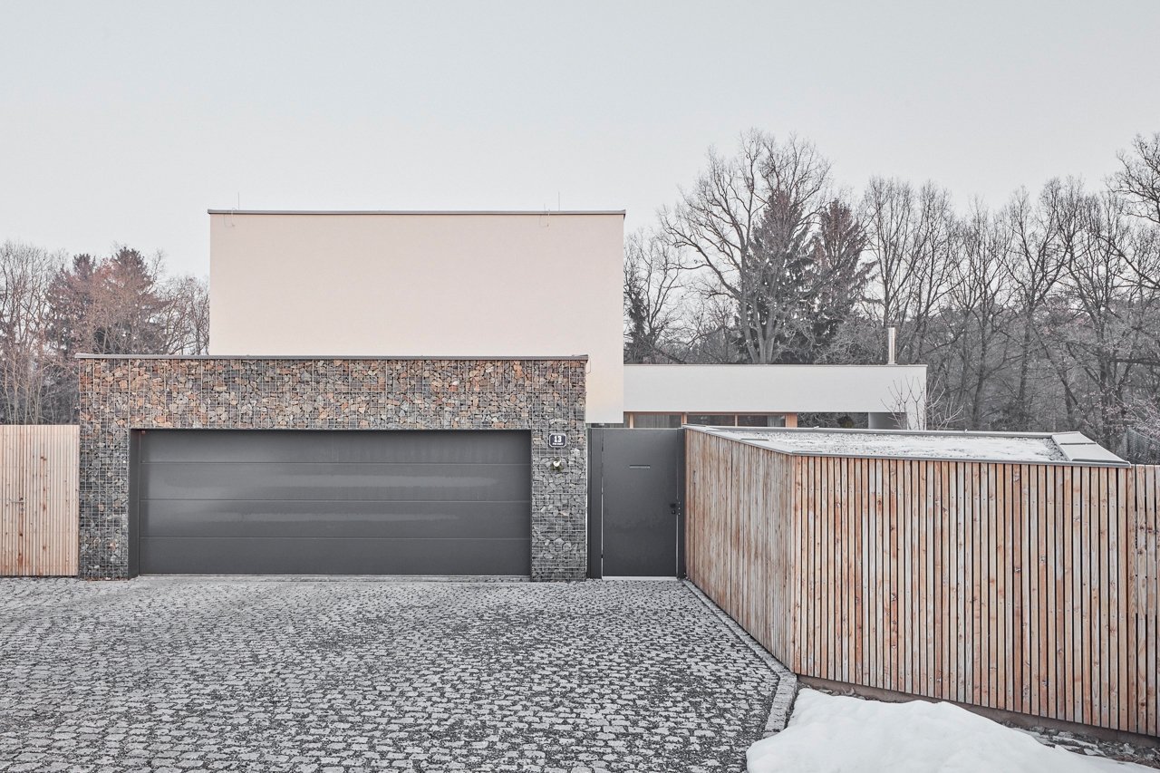 Dům se nachází na okraji Prahy v nové developerské oblasti Kreslice.&nbsp;Šikmý pozemek je ohraničen na svém severním okraji objemem starých dubů.&nbsp;Půdorys…