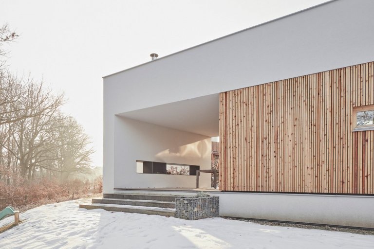 Dům se nachází na okraji Prahy v nové developerské oblasti Kreslice.&nbsp;Šikmý pozemek je ohraničen na svém severním okraji objemem starých dubů.&nbsp;Půdorys…