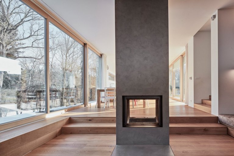 Dům se nachází na okraji Prahy v nové developerské oblasti Kreslice.&nbsp;Šikmý pozemek je ohraničen na svém severním okraji objemem starých dubů.&nbsp;Půdorys…