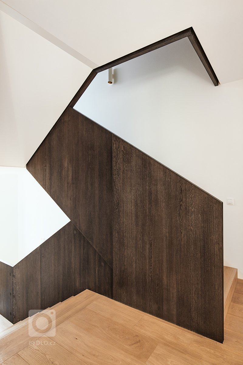 Zadáním investorky bylo vytvoření komfortního bydlení pro její rodinu v rámci řadového domu v developerském projektu, který byl klinetům předán předán ve stavu…