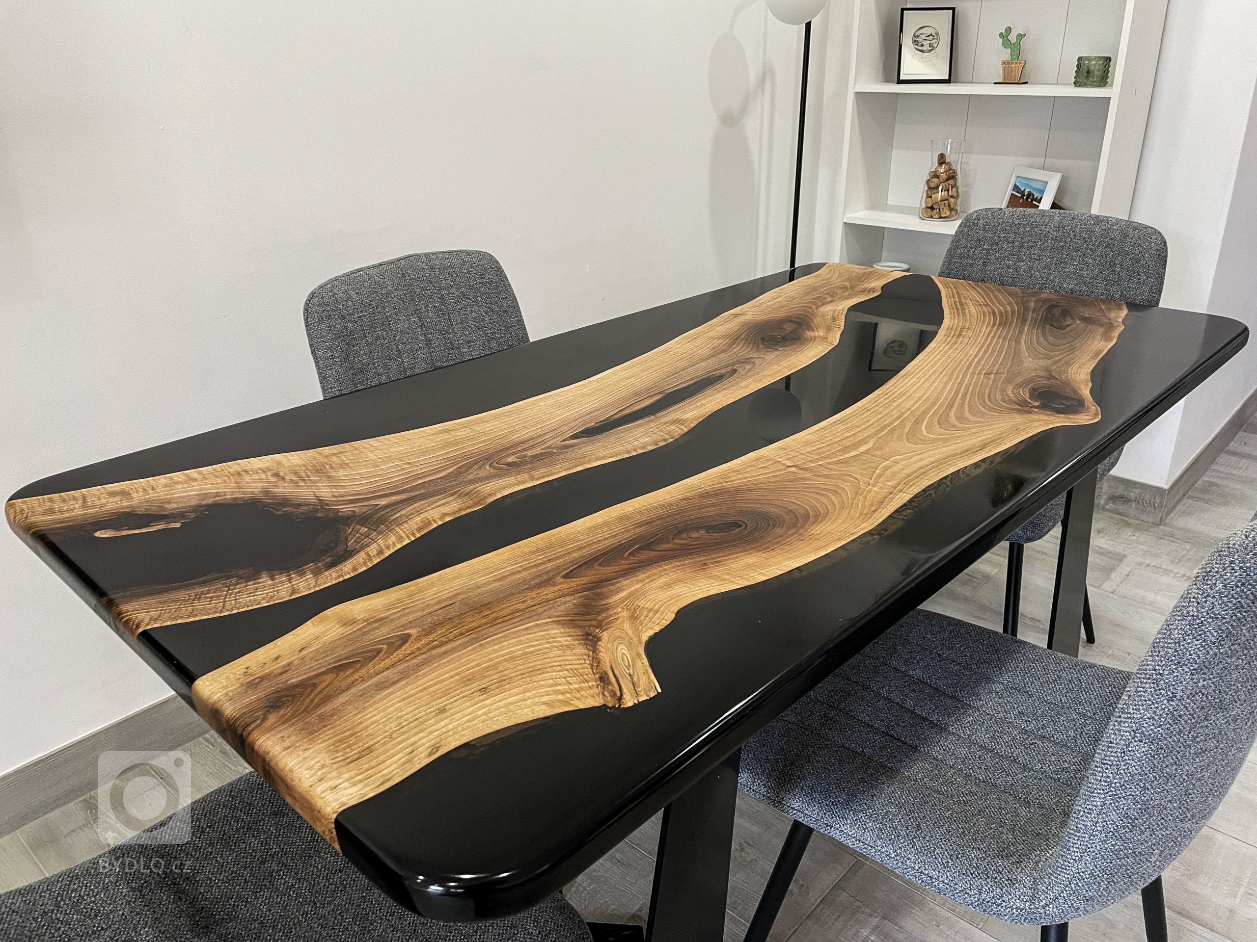 Jídelní stůl z ořechového masivu a dvou vrstev epoxidové pryskyřice (černá a kouřová průhledná)