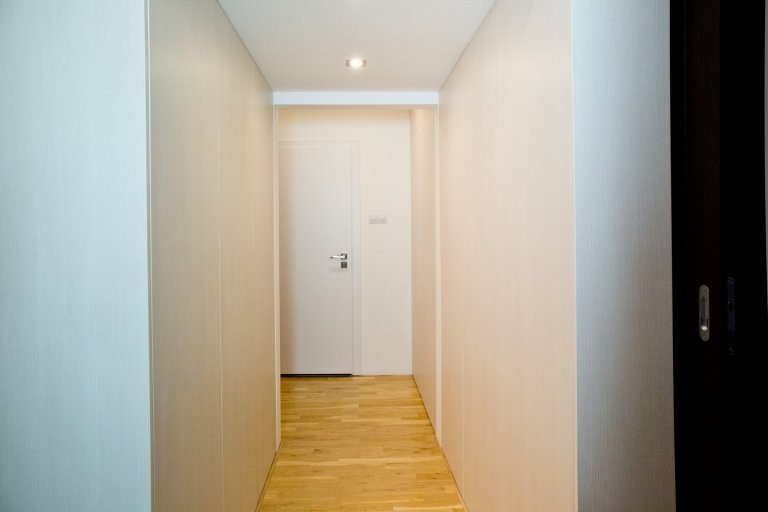 Úložné prostory v předsíni jsou díky absenci úchytek „neviditelné“ 
