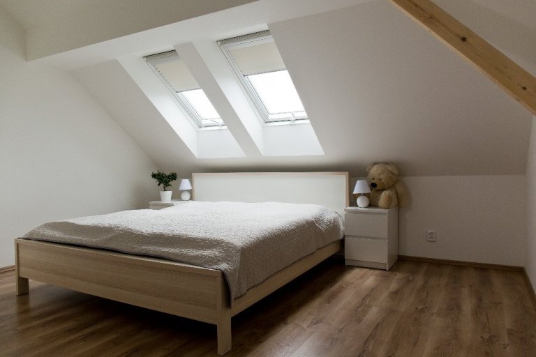 Minimalisticky řešená ložnice