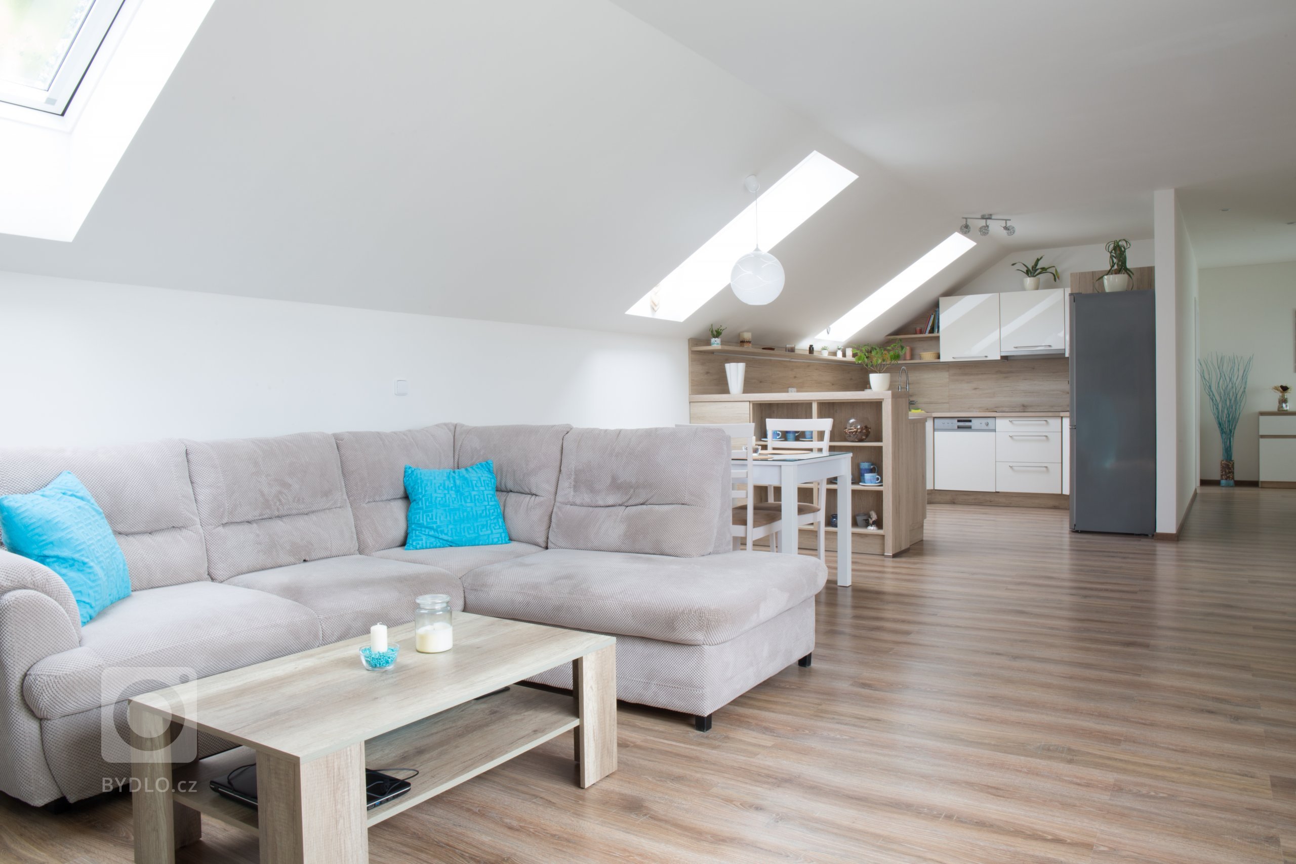 Obývací prostor volně navazuje na chodbu směřující ke klidové zóně s pokoji.