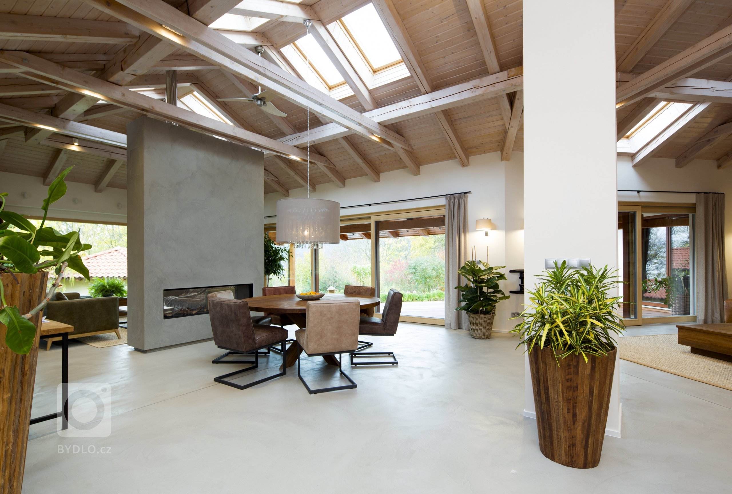 Betonové stěrky v moderním interiéru

&nbsp;

-Akce: Rodinný dům

-Realizace betonových povrchů: MALDECOR, s.r.o.

-Použité materiály: betonové stěrky
…